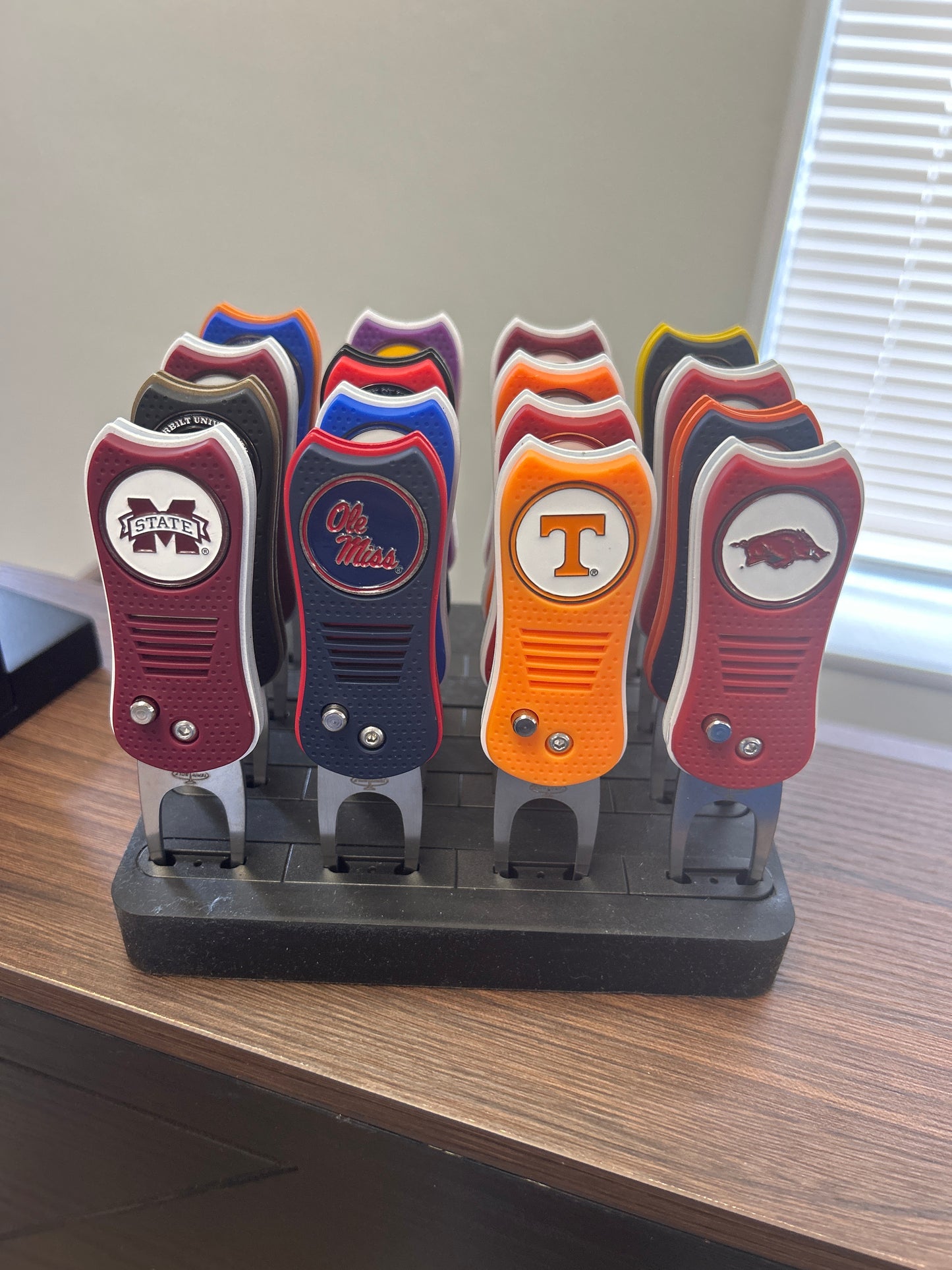 Switchblade Divot Tool with NCAA, NFL or MLB marker