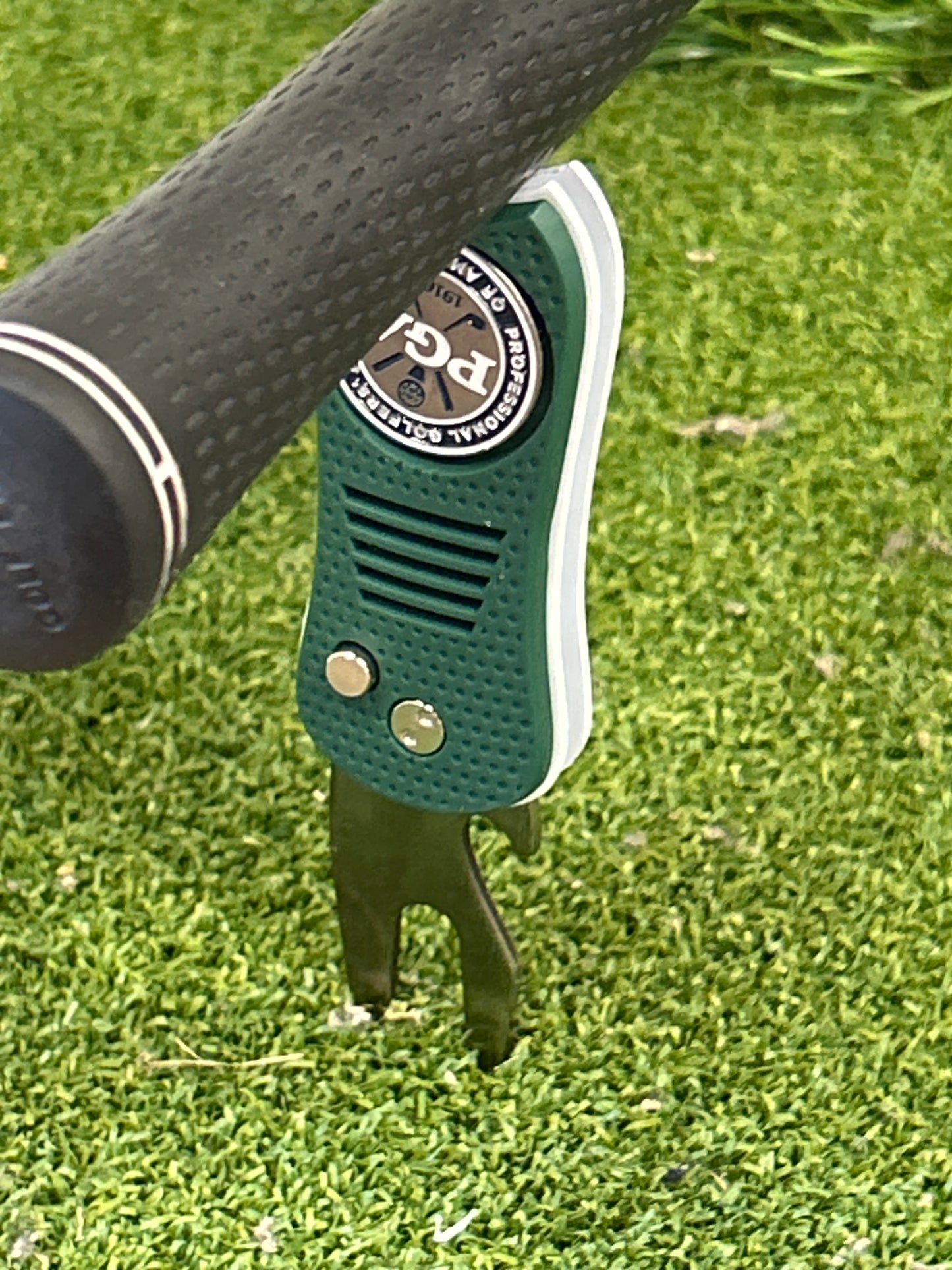 Penner   divot tool
