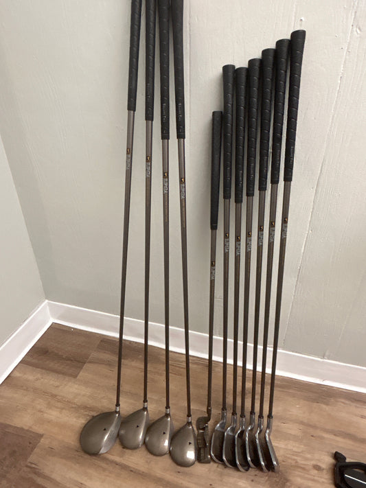 Square Two Golf Whitworth 88V ladies complete set - 

* Driver, 3, 5 & 7 woods
* 5-PW irons
* Putter